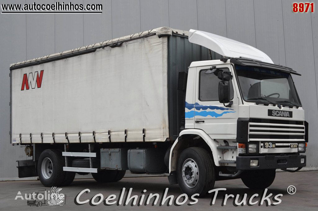 Scania 93M 230 camión con lona corredera